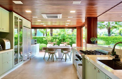 Itacimirim House | Paraíso Mansion Luxury, Comfort and Exclusivity 300 meters from the Beach in Guarajuba