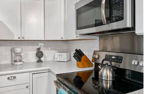 Summerville House | Paramour: huge yard home with ground floor bedroom 25 min to Charleston
