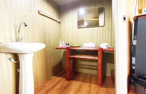Tha Thaewawong Hotel | Paree Hut Resort Koh Sichang