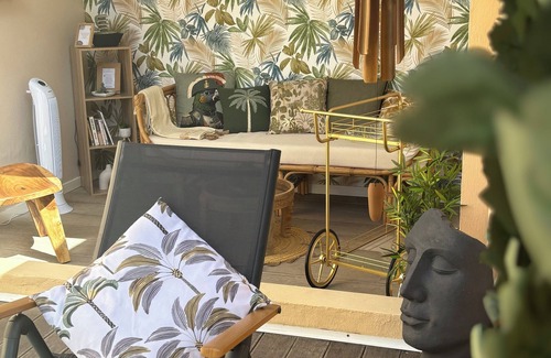 Grand-Bourg Apartment | Parenthèse, T1 with balcony and backyard. Private beach and pool access
