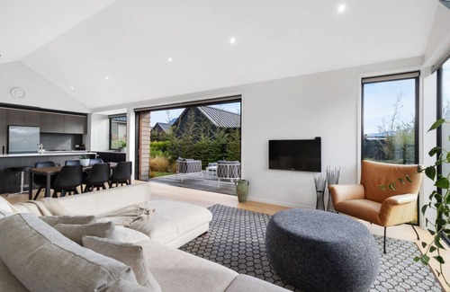 Kawarau Falls House | Parera Lane | Hot Tub Hideaway