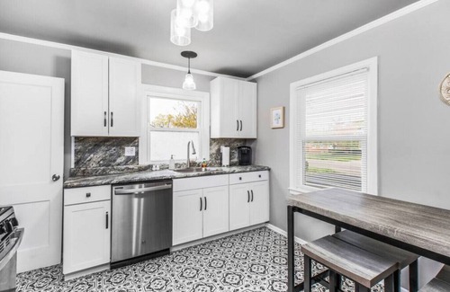 Peoria House | Paris in the Heights: 3Bed+Backyard Patio
