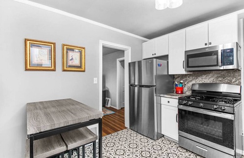 Peoria House | Paris in the Heights: 3Bed+Backyard Patio