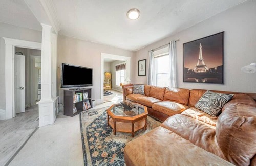 Akron House | Paris Themed 5 b2b Akron Central