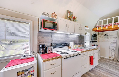 Paris Cabin | Paris Vacation Rental ~ 22 Mi to Mount Magazine!