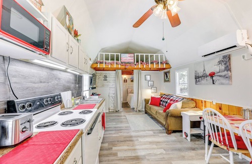 Paris Cabin | Paris Vacation Rental ~ 22 Mi to Mount Magazine!