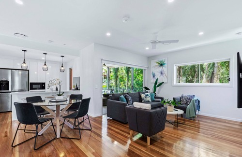 Toowong Apartment | Park Ave Retreat - 3 Carparks, WiFi, BBQ, King Bed