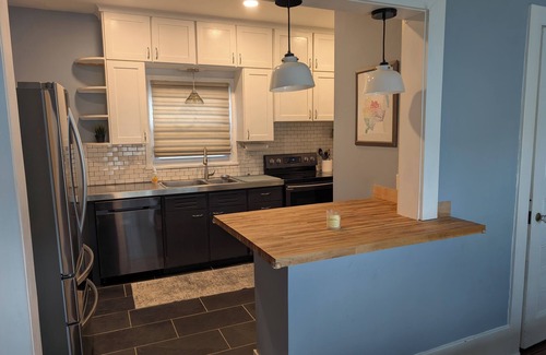 Rochester House | Park Avenue 3 bedroom, enjoy everything the neighborhood has to offer!