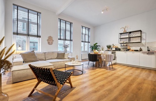 Altstadt-Nord Apartment | Park Avenue Apartments - Dom mit Stil - Küche - Parkplatz - WLAN - 65 Zoll TV - NETFLIX