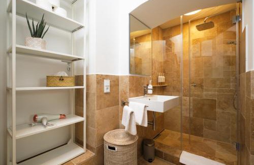 Altstadt-Nord Apartment | Park Avenue Apartments - Dom mit Stil - Küche - Parkplatz - WLAN - 65 Zoll TV - NETFLIX
