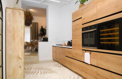 Altstadt-Nord Apartment | Park Avenue Apartments - Dom mit Stil - Küche - Parkplatz - WLAN - 65 Zoll TV - NETFLIX