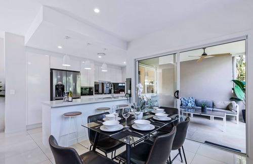 Toowong Apartment | Park Avenue Luxe Chic Townhouse Sleeps 9, Carpark