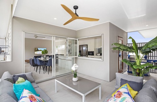 Toowong Apartment | Park Avenue Luxe Chic Townhouse Sleeps 9, Carpark