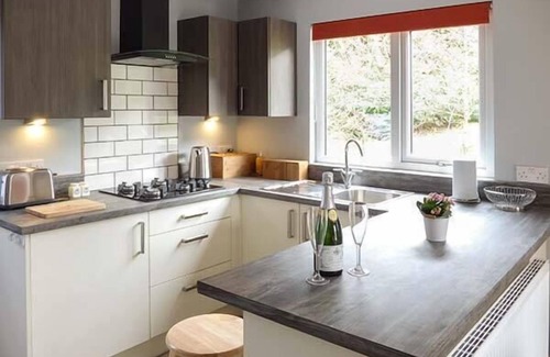 Knott End-on-Sea Cottage | PARK BROOK RETREAT, romantic, with hot tub in Scorton