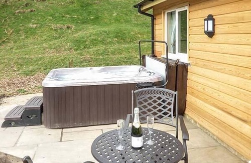 Knott End-on-Sea Cottage | PARK BROOK RETREAT, romantic, with hot tub in Scorton