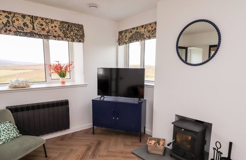 Baleshare Cottage | PARK COTTAGE, pet friendly, with open fire in Claddach Kirkibost