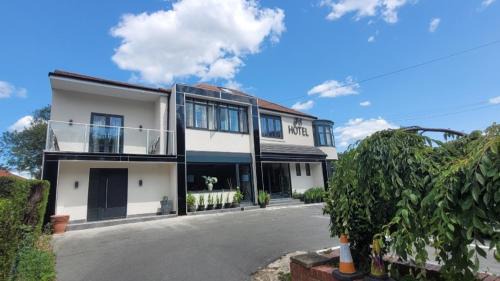 Rusholme House | Park Crescent Hotel