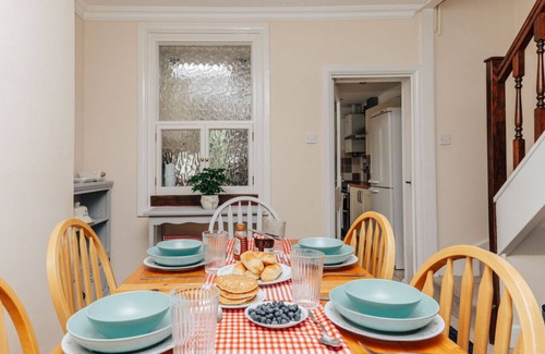 Henley House | Park End House - Parking, Pet Friendly