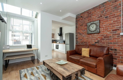 Swinton House | Park House, Swinton - Large 4 Bedroom House, Close to Manchester City Center