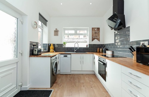 Swinton House | Park House, Swinton - Large 4 Bedroom House, Close to Manchester City Center