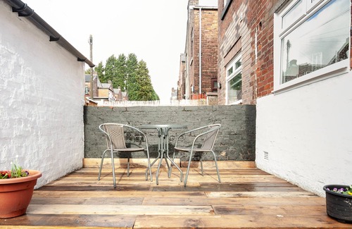 Swinton House | Park House, Swinton - Large 4 Bedroom House, Close to Manchester City Center