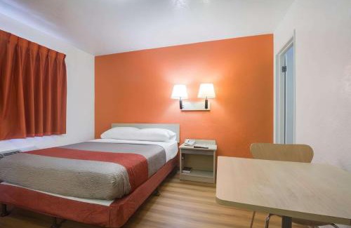 North Alameda Hotel | Park Inn by Radisson, Lakewood