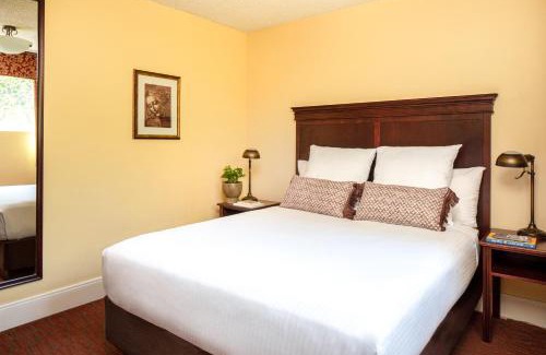 Goose Hollow Hotel | Park Lane Suites & Inn