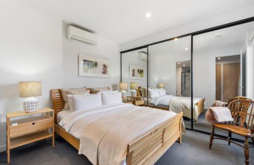 Caulfield North Apartment | Park Life! Elegant & Sun-Filled 2 Bed 2 Bath Home in Caulfield North