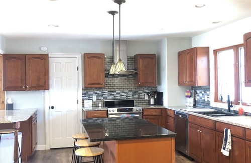 Hutchinson House | Park Place, a spacious 5-bedroom house with WiFi, AC in lovely Hutchinson