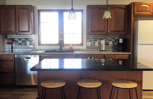 Hutchinson House | Park Place, a spacious 5-bedroom house with WiFi, AC in lovely Hutchinson