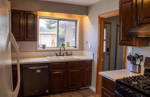 Eureka House | "Park Place" @ #RedwoodSkyWalk & Sequoia Park Zoo: 5BD*, Pool Table, Game Room, Kiva, Gas Grill!