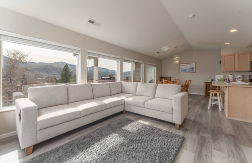 Chelan Condo | Park Pointe B301 - Community Pool/Hot tub