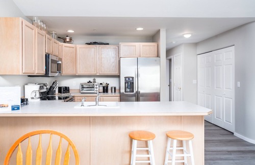 Chelan Condo | Park Pointe B301 - Community Pool/Hot tub