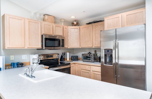 Chelan Condo | Park Pointe B301 - Community Pool/Hot tub