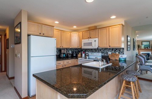 Chelan Condo | Park Pointe C204 - Community Pool/Hot tub