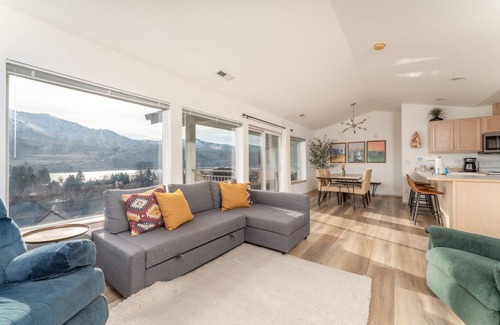 Chelan Condo | Park Pointe D301 - Community Pool/Hot tub