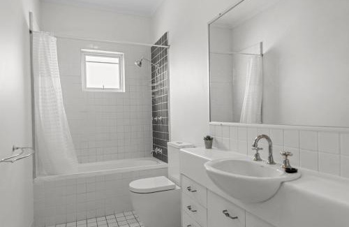 West End Apartment | Park the car & Explore Brisbane by Custom Bnb Hosting