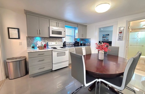 Quincy Apartment | Park view Apt-2 - Free Parking & private entrance