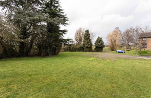 Salfords Apartment | Park View