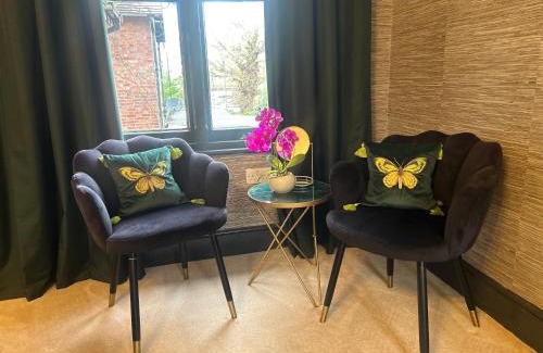 Wisbech House | Park View is a beautiful whole entire house close to town centre, sleeps 8 in 4 rooms, 2 doubles and 4 single beds with 2 shower rooms, available for holidays, insurance stays, trades people, contractors, pets welcome