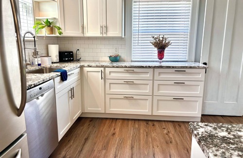 Parma House | Park view ⁞ Porch swing ⁞ Game room ⁞ 2BA ⁞ Manchester Manor: an elegant escape