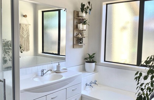 Papamoa Beach House | Park view retreat by the beach