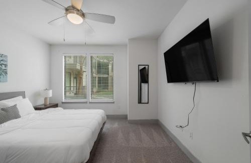 Oak Lawn Apartment | Park West 132 1br Apartment, Pool, Gym, Parking