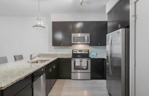 Oak Lawn Apartment | Park West 132 1br Apartment, Pool, Gym, Parking