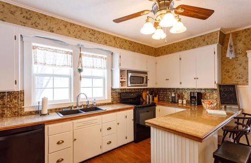 Upper Village House | Park your car and ATV/Snowmobile from the door!