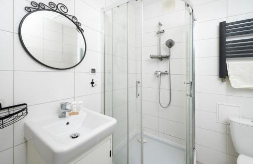 Lodz Apartment | Park Zrodliska Comfort Studio by BookingHost