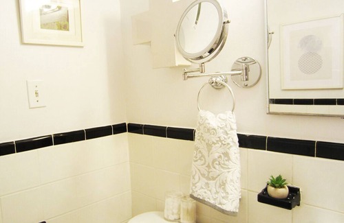 Parkdale Hotel | Parkdale Pad nA close walk to BudStage & the Waterfront.nPet friendly!