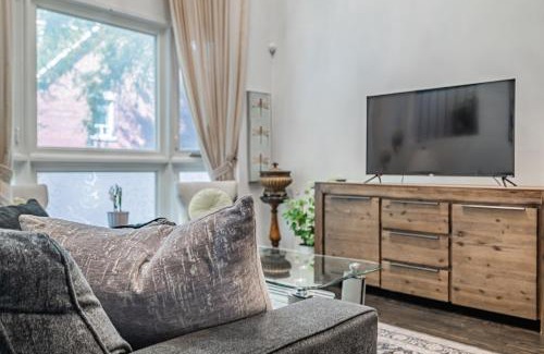 Church and Wellesley Villa | Parking! 5BR House! 10min Walk to Eaton Center! 7min Walk to YongeDundas Subway Station!