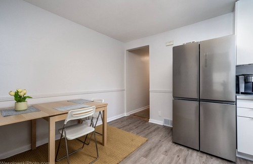 Skokie Condo | PARKING, BALCONY near NAPA, UNIVERSITIES, RAVINIA, GOLFING & TRAIN to CHICAGO