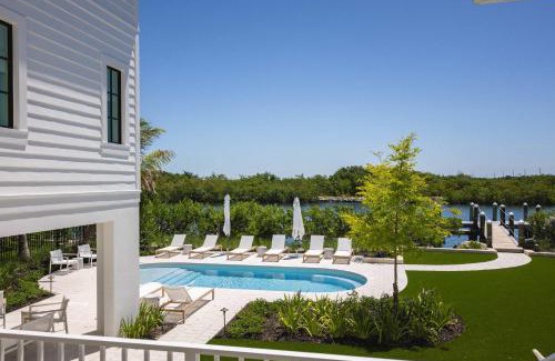 Key West House | Parking Pool & Dock - Shellstone House